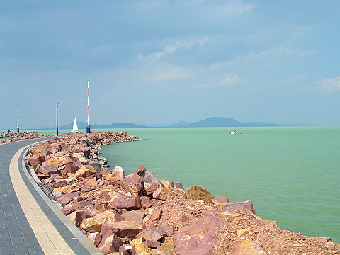 Das Wasser des Plattensee ist türkis