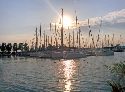 Segelschiffe im Hafen von Balatonlelle