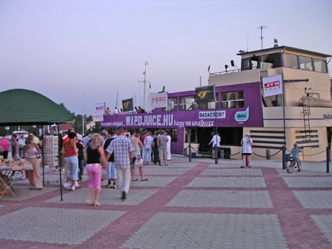 discoschiff im Hafen von Fonyód