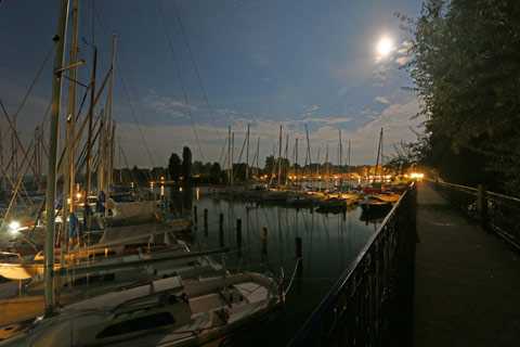 Hafen von Balatonföldvár bei Nacht