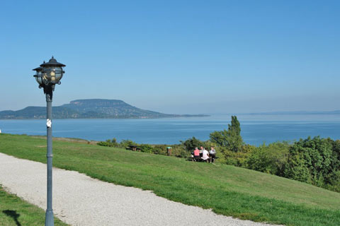 blick nahae Balatongyörök auf den Badacsony Berg