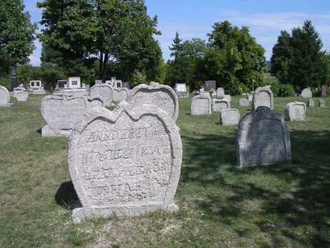 Friedhof mit herzförmigen Grabsteinen in Balatonudvari