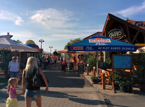 Fussgängerzone in Richtung Hafen von Balatonlelle