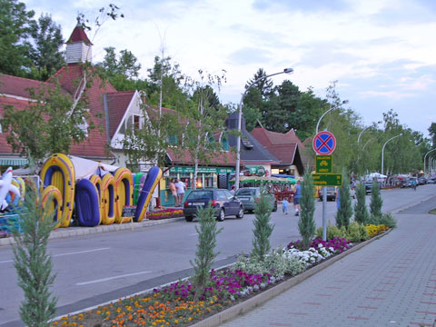 Straße Richtung Hafen in Szemes