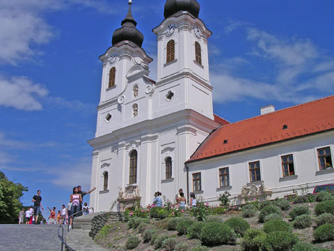 blick auf die Abteikirche in Tihany